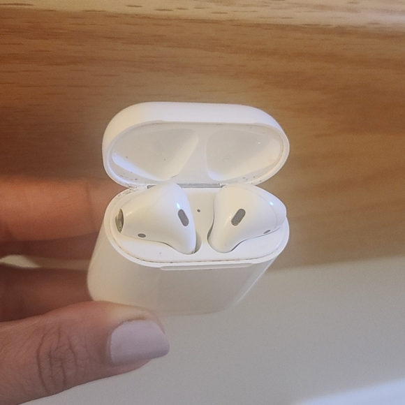 Apple - AirPods with Charging Case (used) - Picture 2 of 4